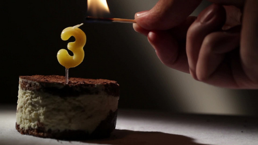 点燃提拉米苏蛋糕上的蜡烛视频
