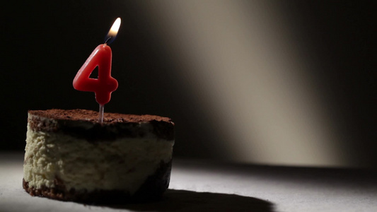 提拉米苏蛋糕里的蜡烛数字的形状特写视频