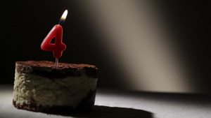 提拉米苏蛋糕里的蜡烛数字的形状特写29秒视频