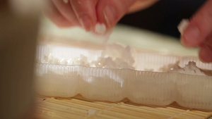 把米饭放在塑料盒里做寿司卷19秒视频
