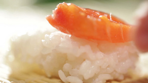 把一片鲑鱼放在米饭上做寿司卷10秒视频