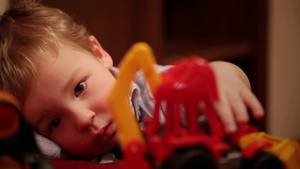 男孩玩玩具卡车近距离拍摄11秒视频