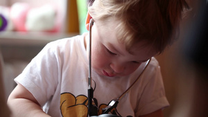 男孩扮演医生戴着听诊器给病人看病10秒视频