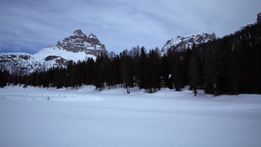 冬天的阿尔卑斯山风景延时视频
