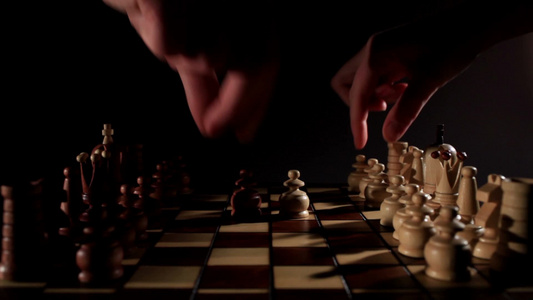 两个人在玩象棋[围棋赛]视频