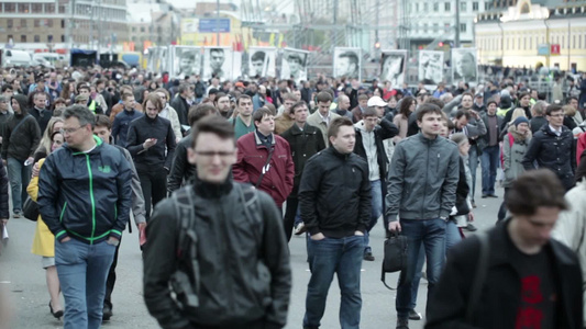 俄罗斯莫斯科博罗纳亚广场游行的参与者[下诺夫哥罗德]视频