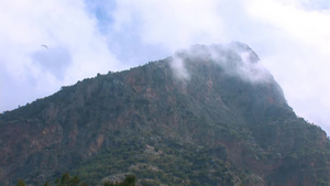滑翔伞在山脉的背景上飞行11秒视频