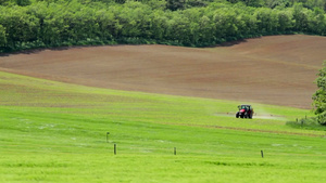 谷物地里喷洒农药的拖拉机21秒视频