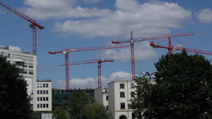 德国柏林的建筑工地上起重机在工作7秒视频