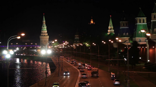 莫斯科城市夜景有一条明亮的河流和一座桥[下诺夫哥罗德]视频