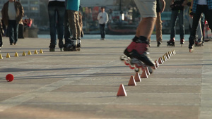 空旷广场上的人在玩滑冰8秒视频