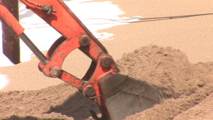 挖掘机挖沙27秒视频