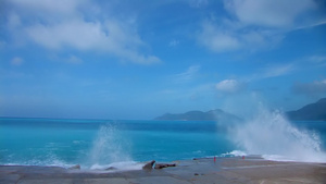 蔚蓝的天空下波涛汹涌的海浪在拍打着海堤26秒视频
