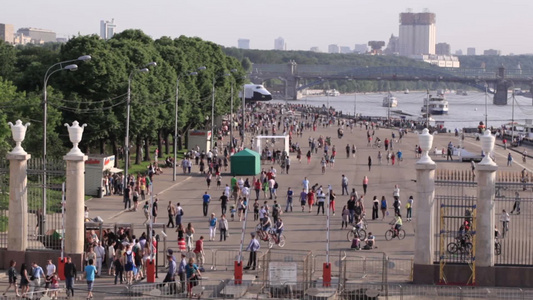 城市里的街道行人[抢行]视频