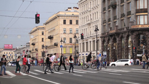 圣彼得堡市内夫斯基大道上的来往行人29秒视频