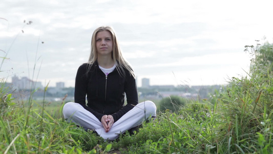 年轻女孩早上练习瑜伽[二十多岁]视频