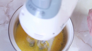混合蛋黄和糖在搅拌机准备制作蛋糕17秒视频