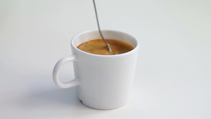 在浓咖啡中加入红糖15秒视频