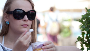 女子戴太阳镜在街头咖啡馆吃冰淇淋29秒视频