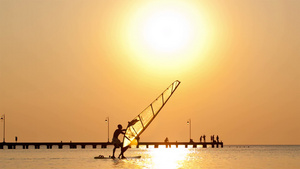 日落黄昏海上风帆冲浪的男人15秒视频