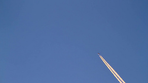 飞机在晴朗的蓝天上飞过19秒视频