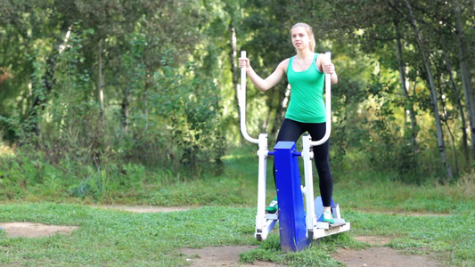 年轻女性在花园里锻炼身体视频