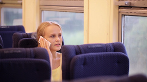 年轻的女人乘火车旅行时打电话29秒视频