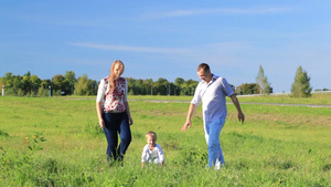 妈妈爸爸和他们的小儿子在草坪上玩得很开心13秒视频
