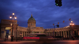 俄罗斯圣彼得堡卡赞大教堂附近夜间交通延时10秒视频