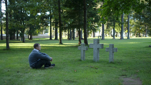 男子坐在墓地里哀悼29秒视频