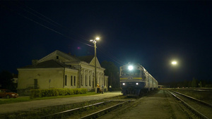 夜间客运列车在一个小乡村车站停留17秒视频