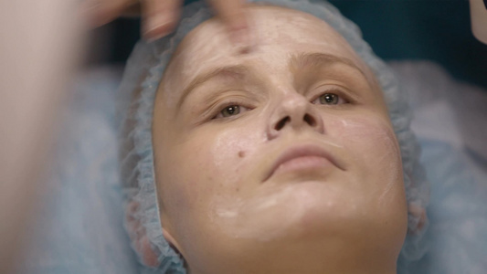 妇女在美容医院做皮肤保养视频