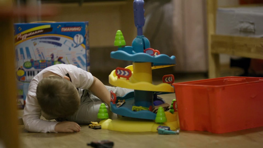 坐在地上玩玩具的小孩[歪倒]视频