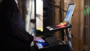 舞厅表演者在玩电子键盘特写14秒视频