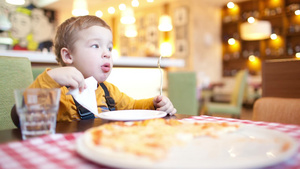 小男孩和妈妈在餐厅吃披萨他自己用餐巾擦脸29秒视频