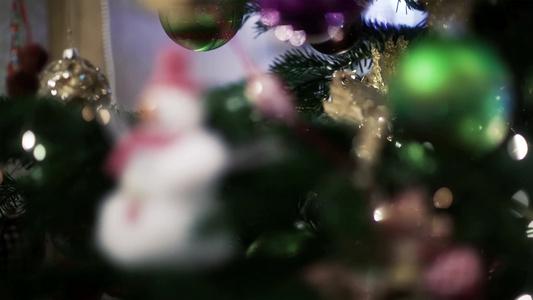 圣诞树上玩具雪人和绿球的特写镜头视频