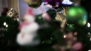圣诞树上玩具雪人和绿球的特写镜头12秒视频