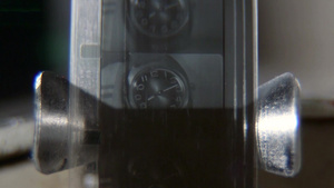 老式电影胶卷在电影放映机上快速移动8秒视频