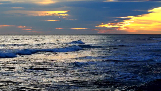 海上的美丽的日落视频