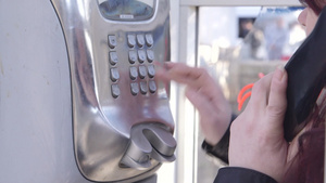 妇女使用公共付费电话亭在城市街道特写8秒视频
