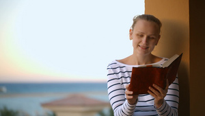 年轻的女人在户外阅读一本书20秒视频