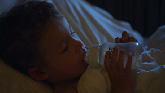 睡前喝牛奶的小男孩的特写镜头视频