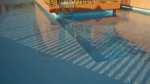 倾斜拍摄的小平房与游泳池在夏季度假胜地15秒视频