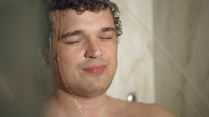 男子在洗澡16秒视频