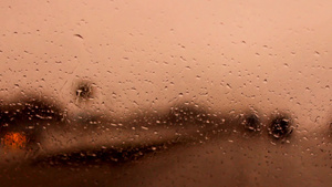 在雨中行驶的汽车29秒视频