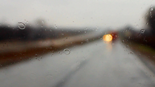 在雨中公路上行驶视频