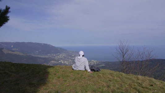 年轻人坐在山上[新新人类]视频