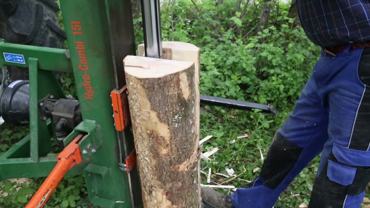 用机器劈柴的工人视频