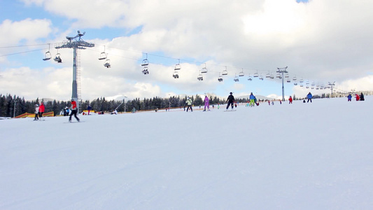 人们在滑雪场滑雪视频