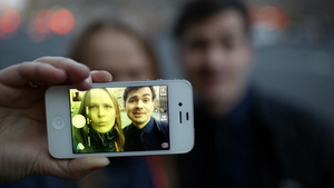 一对年轻情侣在街上用手机自拍13秒视频